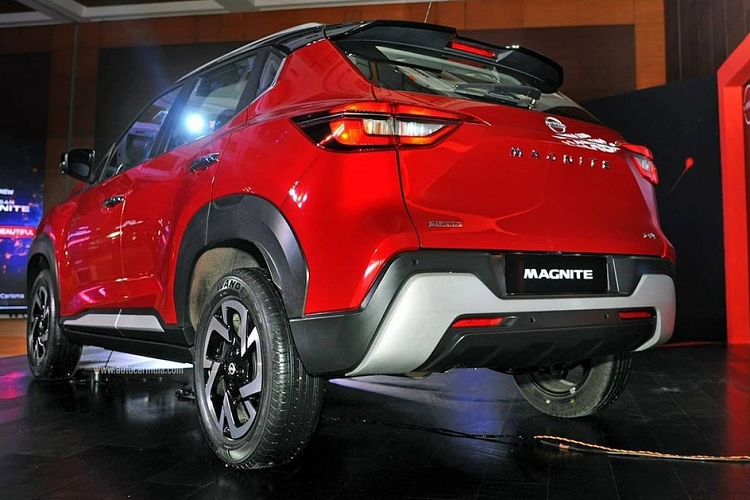 Theo hãng Nissan, động cơ xăng 3 xi-lanh, hút khí tự nhiên, dung tích 1.0 lít của Magnite 2021 tạo ra công suất tối đa 72 mã lực và mô-men xoắn cực đại 96 Nm. Kết hợp với hộp số sàn 5 cấp, động cơ tiêu thụ lượng xăng trung bình 18,75 km/lít (5,3 lít/100 km).