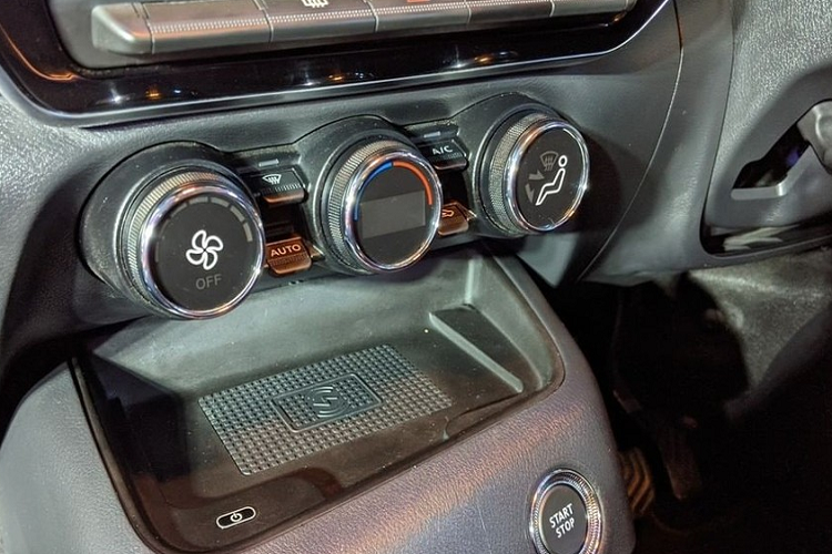 Tại thị trường Ấn Độ, giá xe Nissan Magnite 2021 tương đương 4 phiên bản dao động từ 530.000 - 750.000 Rupee (khoảng 166 - 235 triệu đồng). Bỏ ra số tiền này, khách hàng Ấn Độ sẽ nhận về mẫu SUV cỡ B được trang bị lưới tản nhiệt một mảnh, đèn pha LED, dải đèn LED định vị ban ngày hình chữ L, vành hợp kim 16 inch phối 2 màu, đèn hậu Halogen và cánh gió mui. Ngoài ra, tân binh của thương hiệu Nissan còn có nẹp bao quanh thân xe màu đen và sơn ngoại thất phối 2 màu.