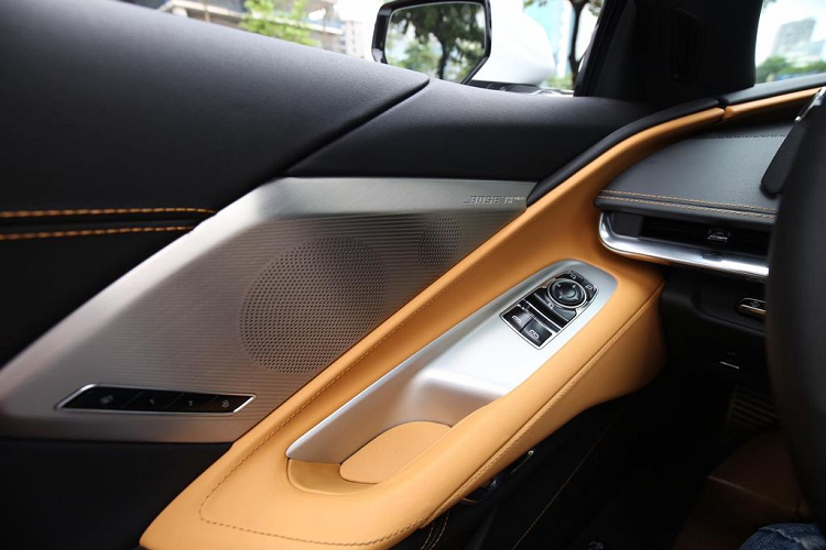 Cụm ống xả đặt giữa với 4 miệng xả hình tròn đã được thay bằng cặp ống xả kép hình vuông mới chia đều sang hai bên đi cùng với bộ khuếch tán khí động học.