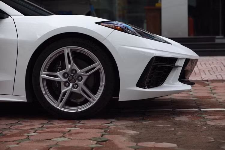 Corvette C8 sở hữu buồng lái nền tảng xe kỹ thuật số mới của GM, bao gồm vô lăng 2 chấu tích hợp lẫy chuyển số mang thiết kế gọn gàng, vuông vắn giúp người dùng quan sát bảng đồng hồ kỹ thuật số 12 inch mà không bị chắn tầm nhìn, màn hỉnh cảm ứng trung tâm tích hợp hệ thống thông tin giải trí thế hệ mới, hệ thống âm thanh tiêu chuẩn 10 loa và tùy chọn hệ thống Bose Performance Series 14 loa, sạc điện thoại không dây,...