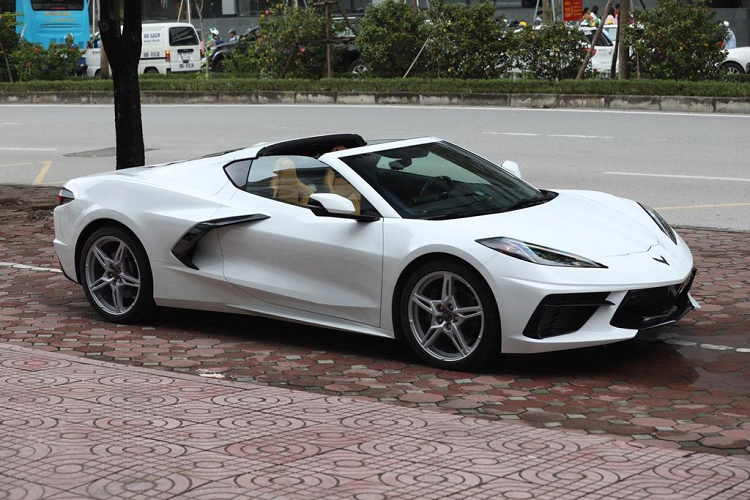 Động cơ kết hợp với dẫn động cầu sau (RWD) và hộp số ly hợp kép 8 cấp (8 DCT) được thiết kế bởi hãng TREMEC cho khả năng chuyển số nhanh chóng và mượt mà, hộp số thông minh hơn nhờ vào các thuật toán điều khiển hộp số.