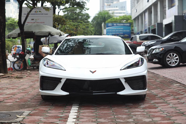 Được lấy cảm hứng từ các dòng máy bay chiến đấu Lockheed Martin F22/F35 và mang phong cách của xe đua Công Thức 1, ngoại hình của Corvette C8 giờ đây vừa gợi cảm, lại vừa mềm mại, đây là những đặc điểm chúng ta thường thấy trên các siêu xe đắt tiền của các thương hiệu như Ferrari và McLaren.
