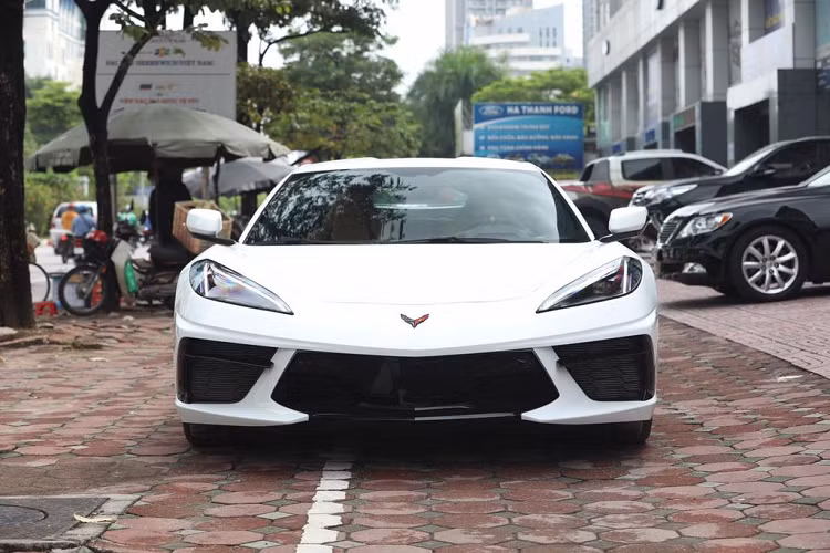 Được lấy cảm hứng từ các dòng máy bay chiến đấu Lockheed Martin F22/F35 và mang phong cách của xe đua Công Thức 1, ngoại hình của Corvette C8 giờ đây vừa gợi cảm, lại vừa mềm mại, đây là những đặc điểm chúng ta thường thấy trên các siêu xe đắt tiền của các thương hiệu như Ferrari và McLaren.