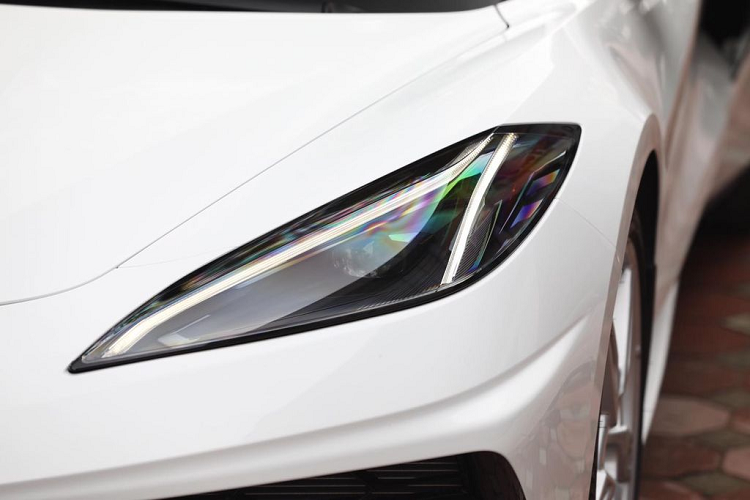 Corvette C8 thế hệ mới có 3 tùy chọn cấu hình ghế ngồi bao gồm: GT1, GT2 và Competition Sport sử dụng nhiều vật liệu da Mulan/ Nappa và trang trí carbon khác nhau. Cung cấp sức mạnh cho Corvette C8 chính là khối động cơ V8 dung tích 6.2L Small Block LT2 thế hệ tiếp theo của Chevy, GM cho biết đây là khối động cơ V8 hút khí tự nhiên (N/A) duy nhất trong phân khúc cho công suất tối đa 495 mã lực và mô-men xoắn cực đại 637Nm.