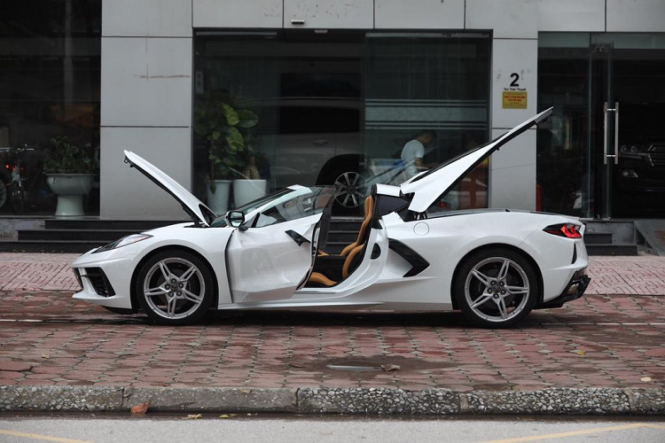 Chevrolet Corvette C8 là mẫu xe thể thao đánh dấu sự thay đổi mang tính bước ngoặt của hãng xe Mỹ - Chevrolet. Với thiết kế đậm chất siêu xe và khối động cơ đặt ở giữa, Corvette C8 nhanh chóng trở thành "thỏi nam châm" thu hút sự chú ý của công chúng ngay từ thời điểm ra mắt.