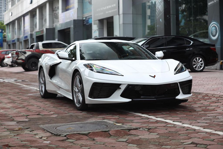 Bên cạnh việc sở hữu ngoại hình đẹp mắt, động cơ linh hoạt và đầy sức mạnh, giá xe Corvette C8 2020 không thể dễ chịu hơn khi chỉ ở mức từ 60.000 USD đến 78.500 USD (khoảng 1,3 - 1,8 tỷ đồng) nhưng là tuỳ phiên bản tại... Mỹ. Còn tại nước ta, mức giá đồn đoán cho "siêu xe giá rẻ" này vào khoảng 7 tỷ đồng.