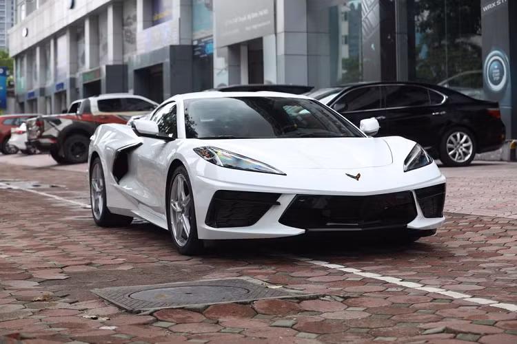 Bên cạnh việc sở hữu ngoại hình đẹp mắt, động cơ linh hoạt và đầy sức mạnh, giá xe Corvette C8 2020 không thể dễ chịu hơn khi chỉ ở mức từ 60.000 USD đến 78.500 USD (khoảng 1,3 - 1,8 tỷ đồng) nhưng là tuỳ phiên bản tại... Mỹ. Còn tại nước ta, mức giá đồn đoán cho "siêu xe giá rẻ" này vào khoảng 7 tỷ đồng.