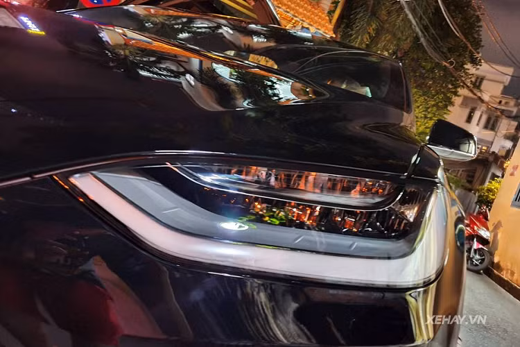 Bên cạnh hiệu suất mạnh mẽ, SUV điện Model X P100D còn gây ấn tượng khi được trang bị cửa cánh chim và kính chắn gió trước dạng Panorama- đây là loại kính liền mảnh lớn nhất từng được lắp trên một mẫu xe đại trà. Cửa cánh chim trên Tesla Model X P100D cũng có thể mở dễ dàng dù cho đang đậu trong không gian chật hẹp bị kẹp sát giữa hai xe.