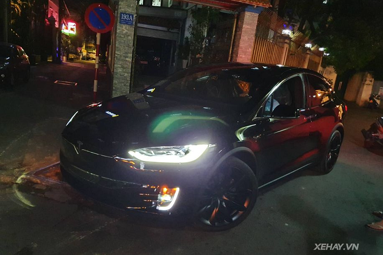 Chiếc xe điện Tesla Model X trong bài thuộc phiên bản P100D, được trang bị viên pin 100kWh với phạm vi di chuyển tối đa lên tới 465 km cùng thời gian sạc khoảng 9,5 giờ. Đặc biệt, tuy sở hữu vẻ ngoài có phần nhẹ nhàng và thanh thoát nhưng ẩn chứa bên trong lại là một sức mạnh đáng gờm.