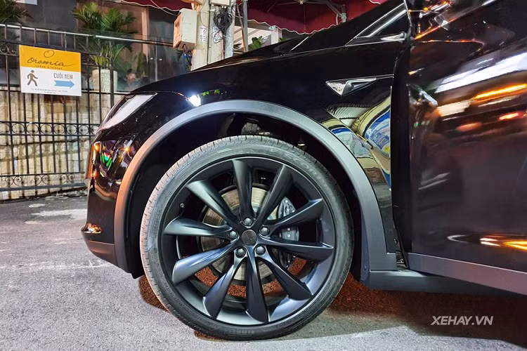 Chưa hết, một tính năng độc đáo thú vị khác trên Model X P100D là Xmas, cung cấp cho xe khả năng đóng/mở cửa tự động và nháy đèn theo nhạc, thậm chí, cánh cửa còn có thể "đập cánh" giống như những chú chim đang vỗ cánh bay lên.