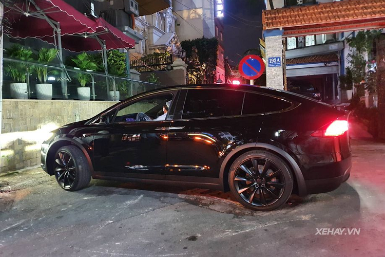 Và như các dòng xe khác của Tesla, Model X cũng được hưởng lợi từ tính năng Autopilot, giúp xe có thể tự lái mà không cần sự can thiệp của con người. Tuy nhiên, Tesla vẫn khuyên người dùng cần đặt tay lên vô-lăng để tránh trường hợp hy hữu không may xảy ra.