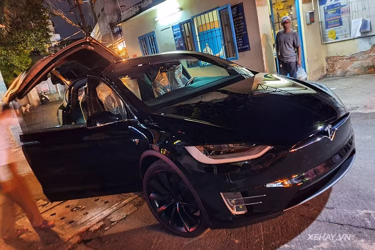 Nếu như những mẫu siêu xe thể thao như Ferrari F12 Berlinetta hay Lamborghini Aventador LP700-4 đều là những cái tên sử dụng động cơ đốt và chỉ mất khoảng 3 giây để tăng tốc từ vạch xuất phát lên 100 km/h thì với Tesla Model X P100D, mẫu xe này cũng hoàn toàn có thể làm điều tương tự, đây quả là một điều rất ấn tượng đối với một mẫu xe điện.