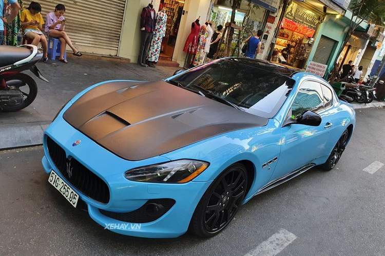 Mới đây, cánh săn ảnh đã vô tình bắt gặp được siêu phẩm Maserati GranTurismo với bộ cánh màu xanh dương pha đen mờ cực cá tính khi đang cùng chủ nhân dạo phố dưới nắng hoàng hôn Sài Gòn. Ngoài sở hữu những đường nét thiết kế mang đậm phong cách Ý, mềm mại và quyến rũ, siêu phẩm Maserati GranTurismo còn được chủ nhân độ phong cách MC Stradale ấn tượng.