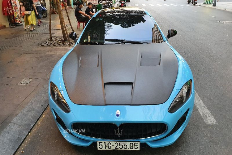 Siêu xe Maserati GranTurismo khá được ưa chuộng tại thị trường Việt Nam. Chịu trách nhiệm thiết kế cho Maserati GranTurismo là xưởng thiết kế danh tiếng Pininfarina. Do đó, không có gì ngạc nhiên khi siêu phẩm nước Ý này sở hữu một diện mạo trẻ trung và đầy bắt mắt với những đường cong mềm mại, khoẻ khoắn.