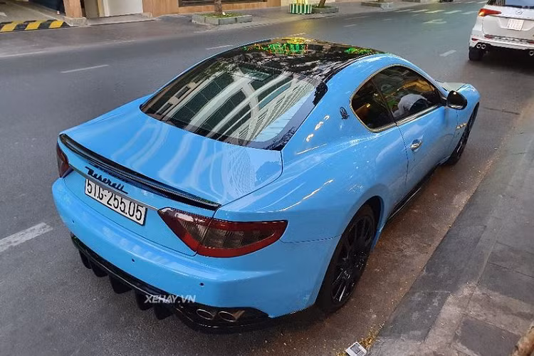 Đuôi xe nổi bật với cụm ống xả kép đặt đối xứng 2 bên cùng cánh gió nhỏ bằng sợi carbon thể thao