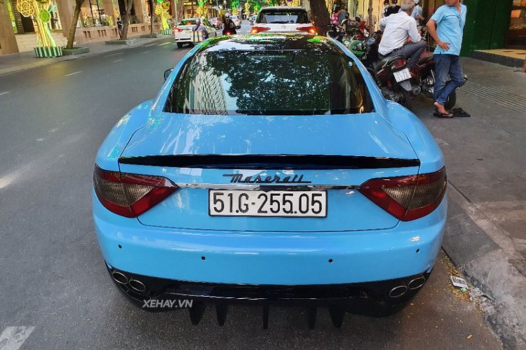 Tuy đã có tuổi đời khá cao nhưng mỗi lần xuất hiện trên phố, siêu phẩm Maserati GranTurismo độ body-kit MC Stradale vẫn luôn thu hút được sự chú ý của người dân đi đường bởi vẻ ngoài hào hoa, lịch lãm và thể thao theo đúng phong cách Ý.