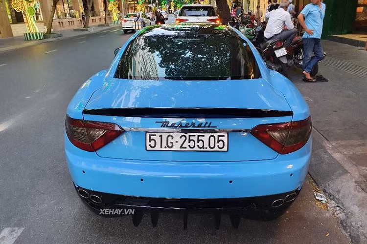 Tuy đã có tuổi đời khá cao nhưng mỗi lần xuất hiện trên phố, siêu phẩm Maserati GranTurismo độ body-kit MC Stradale vẫn luôn thu hút được sự chú ý của người dân đi đường bởi vẻ ngoài hào hoa, lịch lãm và thể thao theo đúng phong cách Ý.