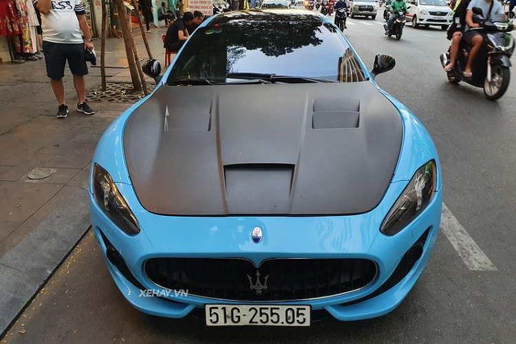 Bên dưới nắp ca-pô, siêu phẩm Maserati GranTurismo sở hữu khối động cơ V8 4.2L với công suất đầu ra 402 mã lực và mô-men xoắn cực đại 420 Nm. Đi kèm với đó còn là hộp số tự động ZF 6 cấp với chức năng sang số bằng tay gắn trên vô-lăng. Từ đó, siêu phẩm này có thể tăng tốc từ 0 - 100 km/h chỉ với 5,2 giây trước khi đạt vận tốc tối đa 285 km/h.