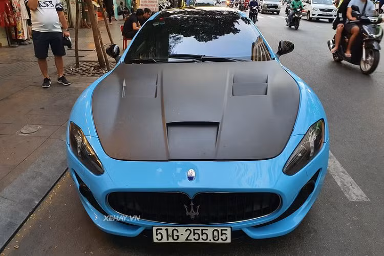 Bên dưới nắp ca-pô, siêu phẩm Maserati GranTurismo sở hữu khối động cơ V8 4.2L với công suất đầu ra 402 mã lực và mô-men xoắn cực đại 420 Nm. Đi kèm với đó còn là hộp số tự động ZF 6 cấp với chức năng sang số bằng tay gắn trên vô-lăng. Từ đó, siêu phẩm này có thể tăng tốc từ 0 - 100 km/h chỉ với 5,2 giây trước khi đạt vận tốc tối đa 285 km/h.