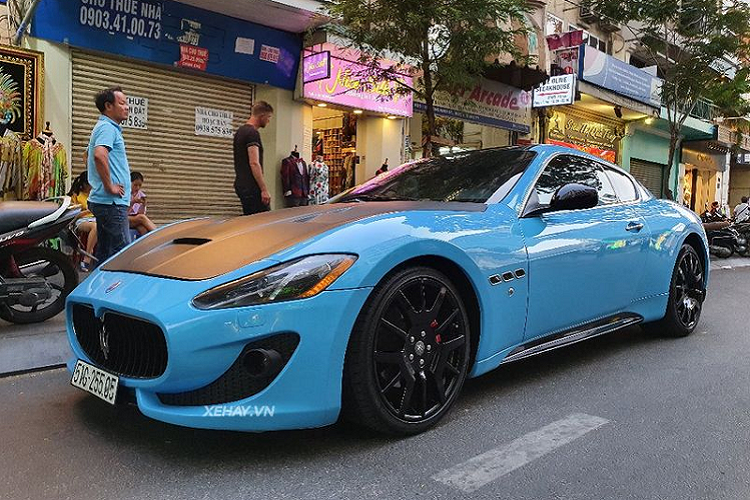 Cản trước của xe với thiết kế lưới tản nhiệt đặc trưng của Maserati cùng hai hốc gió hai bên. Cụm đèn pha mang âm hưởng của dòng GranTurismo. Đèn định vị ban ngày LED với thiết kế dọc giữa hai đèn pha. Trên nắp ca-pô còn có những khe hút gió cỡ lớn gia tăng vẻ ngoài thể thao cho xe.