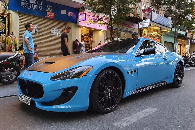 Cản trước của xe với thiết kế lưới tản nhiệt đặc trưng của Maserati cùng hai hốc gió hai bên. Cụm đèn pha mang âm hưởng của dòng GranTurismo. Đèn định vị ban ngày LED với thiết kế dọc giữa hai đèn pha. Trên nắp ca-pô còn có những khe hút gió cỡ lớn gia tăng vẻ ngoài thể thao cho xe.