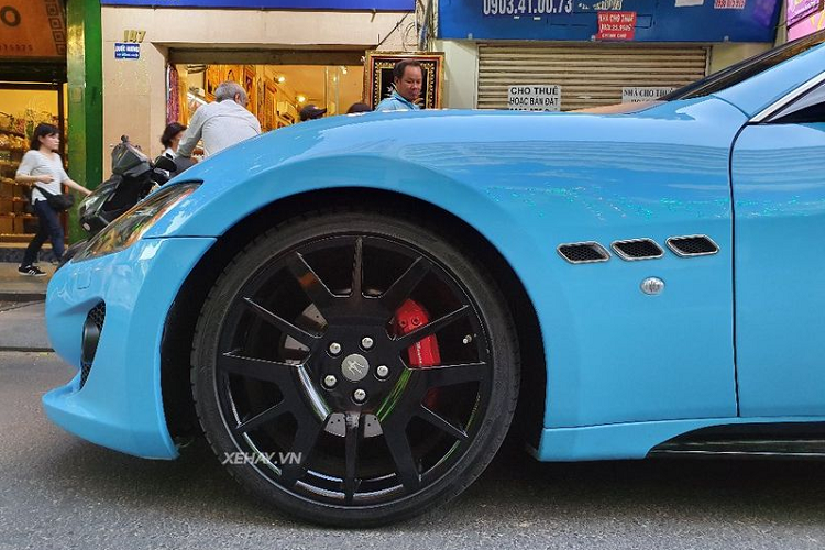 Cận cảnh bộ mâm đa chấu sơn đen cùng ốp phanh sơn đỏ của siêu phẩm GranTurismo