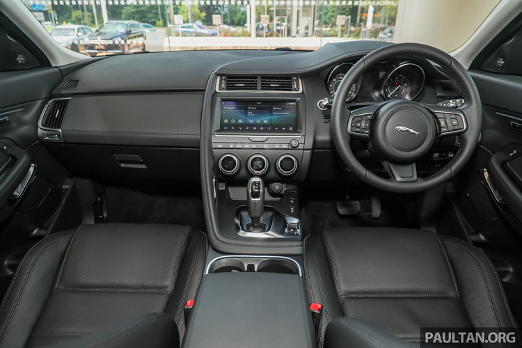 Riêng hệ thống thông tin giải trí có hỗ trợ thiết lập InControl Touch Pro, truy cập thông qua màn hình cảm ứng 10 inch, đi kèm kết nối Apple CarPlay. Mặt đồng hồ truyền thống sử dụng màn hình 12,3 inch. Xe được trang bị hệ thống âm thanh Meridian 380W. 