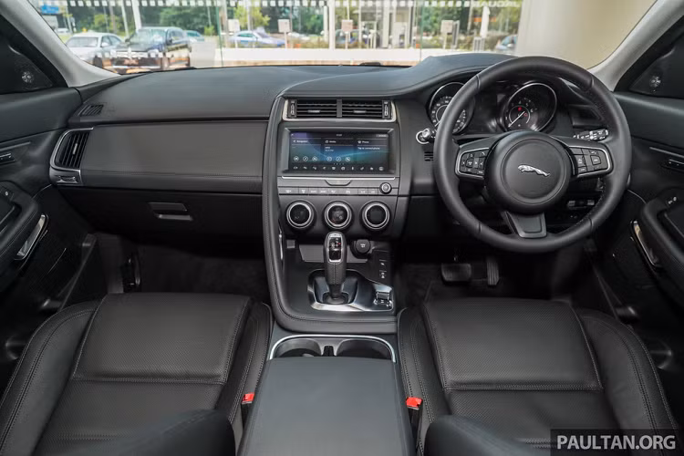 Riêng hệ thống thông tin giải trí có hỗ trợ thiết lập InControl Touch Pro, truy cập thông qua màn hình cảm ứng 10 inch, đi kèm kết nối Apple CarPlay. Mặt đồng hồ truyền thống sử dụng màn hình 12,3 inch. Xe được trang bị hệ thống âm thanh Meridian 380W. 