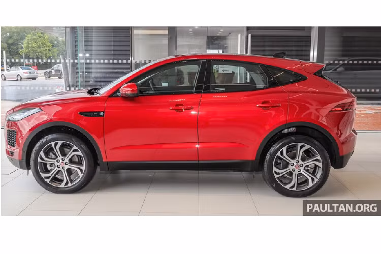 Jaguar E-Pace có chiều dài x rộng x cao lần lượt là 4.395 x 1.984 x 1.649 mm, chiều dài cơ sở đạt 2.681 mm. Khoảng để chân tối đa cho hàng ghế trước là 1.108 mm và tối đa cho hàng ghế sau là 892 mm. 