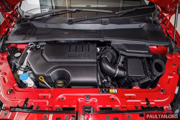 Jaguar E-Pace P200 được trang bị động cơ xăng Ingenium tăng áp 2.0L, kết hợp cùng hộp số tự động 9 cấp và hệ dẫn động AWD. Hệ thống động cơ này sản sinh công suất 197 mã lực và mô-men xoắn 365 Nm. Chiếc SUV có khả năng tăng tốc 0-100 km/h trong 8,2 giây.