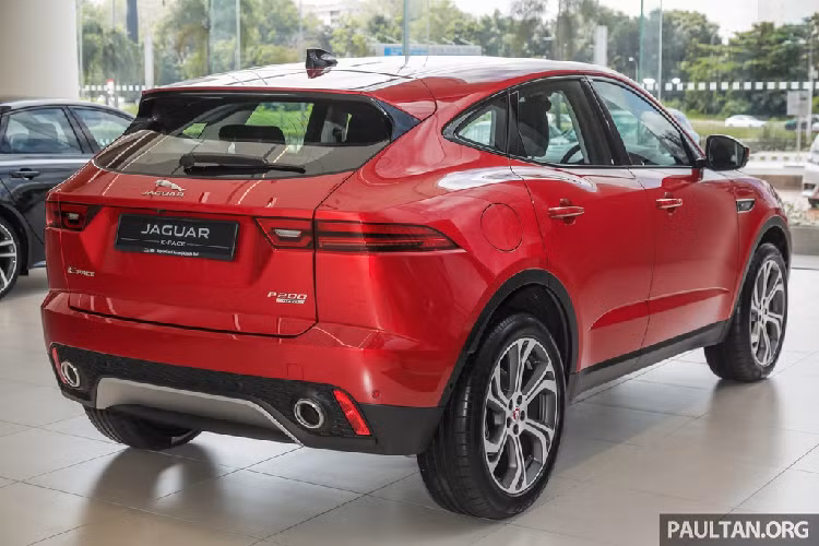 Tại Malaysia, giá xe Jaguar E-Pace bán ra từ 403.216 RM (tương đương 96.636 USD) và chỉ có 2 tùy chọn màu ngoại thất là trắng và đỏ. Xe được nhập khẩu nguyên chiếc từ Áo và có giá Đây là đối thủ cạnh tranh với Audi Q3 hay BMW X1. 