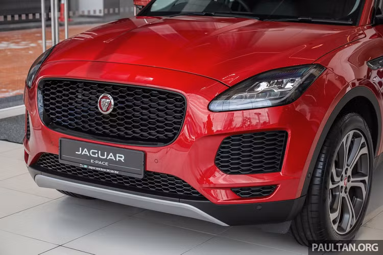 Phần đầu xe nổi bật với hệ thống lưới tản nhiệt và hốc gió dạng tổ ong cỡ lớn. Tương tự các mẫu xe khác của Jaguar, logo “báo đen” vẫn được trang bị khá nổi bật ở trung tâm lưới tản nhiệt. E-Pace tại thị trường Malaysia trang bị bộ mâm 20 inch cùng lốp 235/50. 