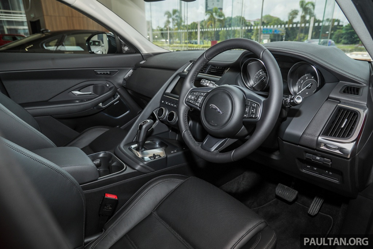 Jaguar E-Pace P200 sở hữu tính năng Smart Settings, giúp việc sử dụng các tiện nghi trên xe đơn giản hơn. Kết hợp chìa khóa truyền thống và điện thoại, tính năng này tự động nhận diện người lái và có thể ghi nhớ các cài đặt riêng bao gồm vị trí ghế ngồi, vị trí gương hay kênh giải trí ưa thích. 