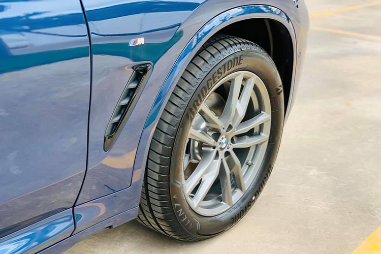 So với phiên bản X4 2020 được đưa về hồi đầu năm ngoái, nội thất X4 xDrive20i 2020 M Sport mới sử dụng đồng hồ hỗ trợ lái kỹ thuật số và màn hình cảm ứng 10,25 inch. Vô lăng M Sport thể thao tích hợp lẫy chuyển số. Toàn bộ ghế ngồi và nội thất được bọc và trang trí bằng da cao cấp. Ghế lái chỉnh điện 8 hướng thiết kế ôm lưng thể thao...