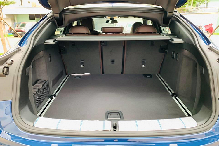 Hàng ghế phía sau có khoảng để chân dài hơn so với BMW X4 cũ, ghế cũng hỗ trợ gập theo tỷ lệ linh hoạt (40:20:40)