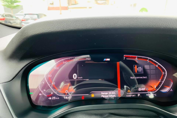 Đồng hồ hỗ trợ lái sử dụng màn hình 10,25 inch với giao diện M Sport thể thao. Bản cũ dùng analog