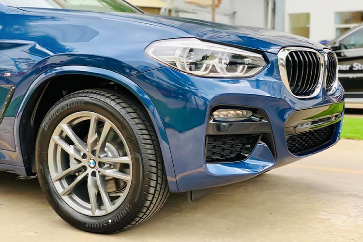 Ở phiên bản BMW X4 xDrive20i mới, xe sử dụng động cơ 4cyl thẳng hàng dung tích 2.0L (1.998 cc) tăng áp cổng nạp kép (twin-scroll turbo) công nghệ TwinPower Turbo, cho công suất 181 mã lực và mô men xoắn cực đại 300Nm. Sức mạnh được truyền xuống bốn bánh (xDrive) thông qua hộp số tự động 8 cấp. Nhờ đó, xe có thể tăng tốc từ 0 - 100 km/h trong khoảng 8,4 giây trước khi đạt tốc độ tối đa là 250 km/h.