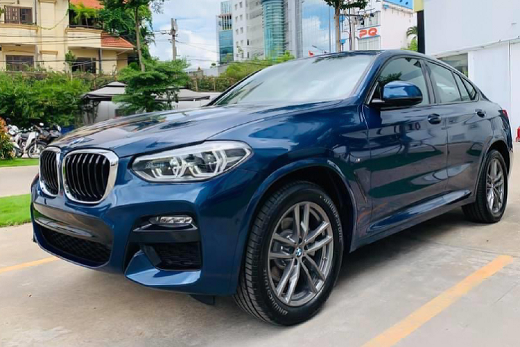 Về ngoại hình, cụm lưới tản nhiệt hình quả thận cỡ lớn đặc trưng của BMW X4 2020 mới có vẻ ngoài thêm năng động hơn. Ngoại thất xe cũng được thiết kế lại với nhiều đường gân dập nổi trên thân xe và nắp ca-pô mang lại vẻ ngoài trông vạm vỡ và thể thao hơn trước, phần đầu xe nổi bật hơn lưới tản nhiệt hình quả thận lớn, đèn pha và đèn hậu LED sắc sảo hơn trước.