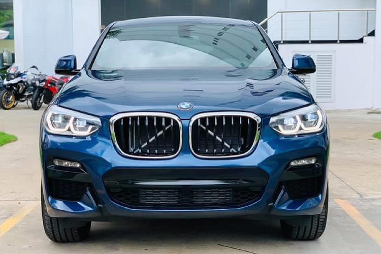 Gói trang bị ngoại thất M Sport mang đến điện mạo thể thao hơn cho X4 2020. Gói trang bị M Sport bao gồm bộ bodykit thể thao với nhiều chi tiết sơn màu đen bóng, logo “M Sport” ở fender hốc bánh trước, mâm M Sport và ốp cản sau thể thao.