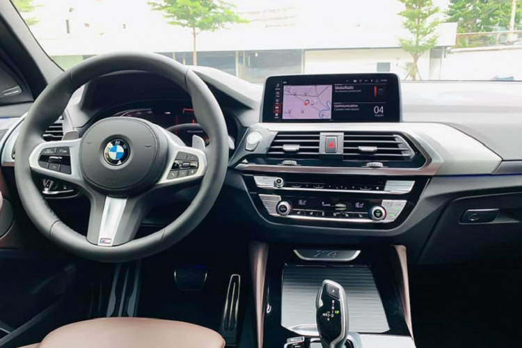 Tương tự như X3 thế hệ mới, BMW X4 thế hệ mới tập trung hơn vào người lái với vô lăng mới đặt thấp, nút Start/Stop đặt ngay tầm tay vị trí người lái dễ dàng sử dung, bố trí vị trí ngồi cao hơn để mở rộng tầm nhìn tăng khả năng quan sát bao quát.