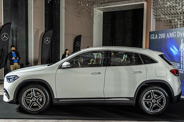 Tuy nhiên, mức giá xe Mercedes-Benz GLA 2021 mới này đã gồm ưu đãi thuế phí dành cho năm 2020. Những khách hàng đăng ký mua Mercedes-Benz GLA 2021 sau ngày 31/1 sẽ phải trả mức giá cao hơn một chút, lần lượt là 252.888 RM (62.240 USD) và 295.888 RM (72.820 USD).