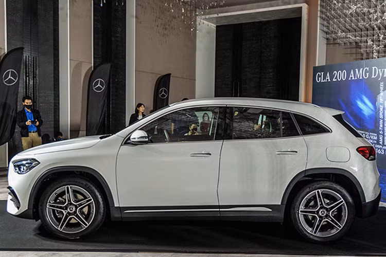 Tuy nhiên, mức giá xe Mercedes-Benz GLA 2021 mới này đã gồm ưu đãi thuế phí dành cho năm 2020. Những khách hàng đăng ký mua Mercedes-Benz GLA 2021 sau ngày 31/1 sẽ phải trả mức giá cao hơn một chút, lần lượt là 252.888 RM (62.240 USD) và 295.888 RM (72.820 USD).