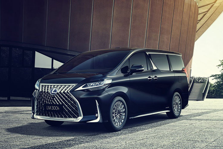 Xe cũng có rất nhiều công nghệ hỗ trợ người lái và an toàn, có thể kể đến như hỗ trợ định tâm làn đường, hỗ trợ chuyển làn với camera giám sát điểm mù, cảnh báo xe cắt ngang phía sau, phanh hỗ trợ đỗ xe, hệ thống chùm sáng cao thích ứng cũng như gương chiếu hậu kỹ thuật số. Tại Malaysia, Lexus LM 350 chỉ có hai màu ngoại thất, đó là đen và trắng ngọc trai. Mức giá xe Lexus LM 350 2021 tại Malaysia là 1,15 triệu RM (tương đương 6,5 tỷ đồng).