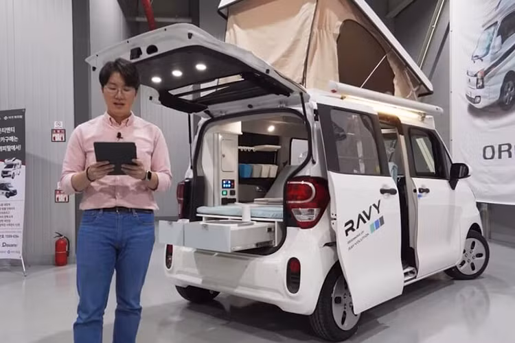 Cụ thể hơn, một công ty chuyên chế tạo motorhome Hàn Quốc mang tên Daon TNT quyết định rằng cắm trại với một phương tiện nhỏ bé là nhu cầu thực sự cần thiết, vậy nên họ nỗ lực cho ra đời một phương tiện độc đáo gọi là Ravy, chế tạo dựa trên xe đô thị cỡ nhỏ Kia Ray.