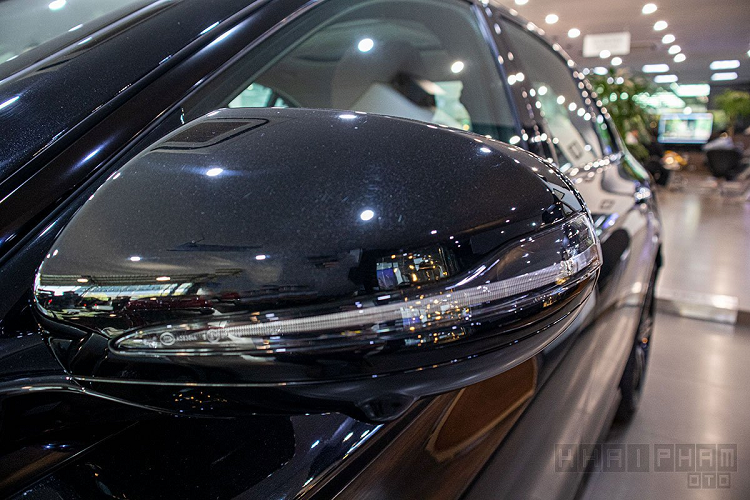 Hệ thống đèn chiếu sáng trên Mercedes-Benz E300 AMG 2020 sử dụng công nghệ MULTI-BEAM LED mới nhất được hãng xe này phát triển tích hợp đèn LED chiếu sáng ban ngày. Những tính năng mà hệ thống đèn chiếu sáng trên E 300 sở hữu gồm tự động điều chỉnh góc chiếu, bật/tắt tự động.