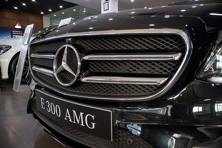 Tháng 7/2019, chiếc Mercedes-Benz E300 AMG 2020 mới đã chính thức trình làng thị trường trong nước nhằm cạnh tranh với những đối thủ sừng sỏ như Lexus ES250, BMW 5-Series, Audi A6... Ngay từ khi ra mắt, Mercedes-Benz E300 AMG 2020 đã gây chú ý với nhiều đường nét sang trọng cùng gói trang bị Night Package quen thuộc trên nhiều dòng xe của thương hiệu "ngôi sao ba cánh".