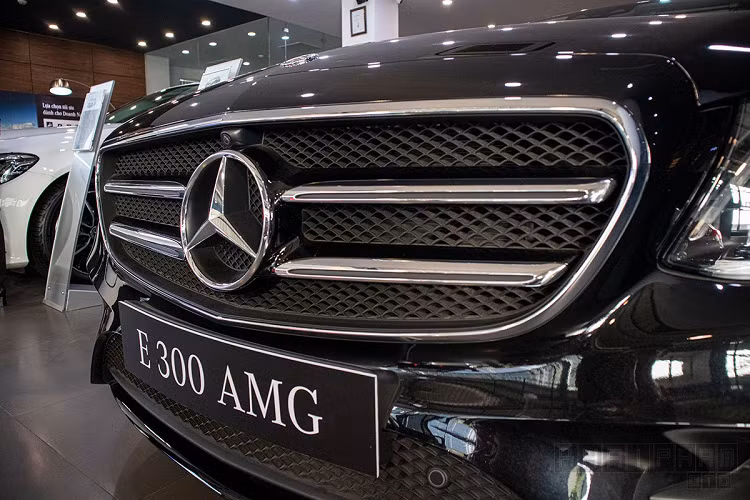 Tháng 7/2019, chiếc Mercedes-Benz E300 AMG 2020 mới đã chính thức trình làng thị trường trong nước nhằm cạnh tranh với những đối thủ sừng sỏ như Lexus ES250, BMW 5-Series, Audi A6... Ngay từ khi ra mắt, Mercedes-Benz E300 AMG 2020 đã gây chú ý với nhiều đường nét sang trọng cùng gói trang bị Night Package quen thuộc trên nhiều dòng xe của thương hiệu "ngôi sao ba cánh".