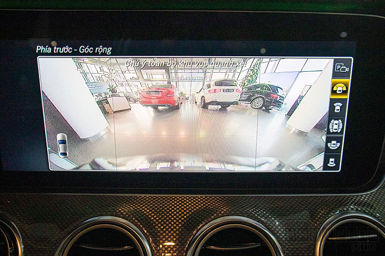 Ghế ngồi trên Mercedes-Benz E300 AMG nâng cấp được bọc da cao cấp với màu nâu, ghế trước chỉnh điện 12 hướng, nhớ 3 vị trí. Hàng ghế sau, Mercedes E300 mang đến không gian rộng rãi với 3 tựa đầu và bệ tỳ tay ở giữa khi không chở đủ tải.