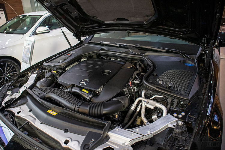 Vô-lăng xe được thiết kế dạng D-Cut thể thao với trang bị bọc da Nappa, nút điều khiển bằng cảm ứng với các chức năng như: Điều khiển hành trình, ra lệnh giọng nói, điều chỉnh âm lượng, chế độ đàm thoại rảnh tay... và tích hợp mạ crom mang đến sự sang trọng. Ngay phía sau, Mercedes-Benz E300 2020 không dùng đồng hồ Analog truyền thống mà thay vào đó là màn hình 12,3 inch điện tử hoàn toàn cho độ hiển thị sắc nét.