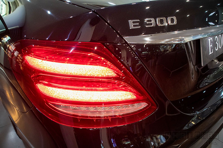 Mercedes-Benz E300 AMG facelift sở hữu bộ la-zăng AMG 19 inch có thiết kế 5 chấu kép phong cách thể thao. Gương chiếu hậu ngoài trên Mer E300 mới đồng màu thân xe có tích hợp đèn báo rẽ LED, hơn nữa gương xe còn có camera và những tính năng chỉnh/gập điện, chống chói.